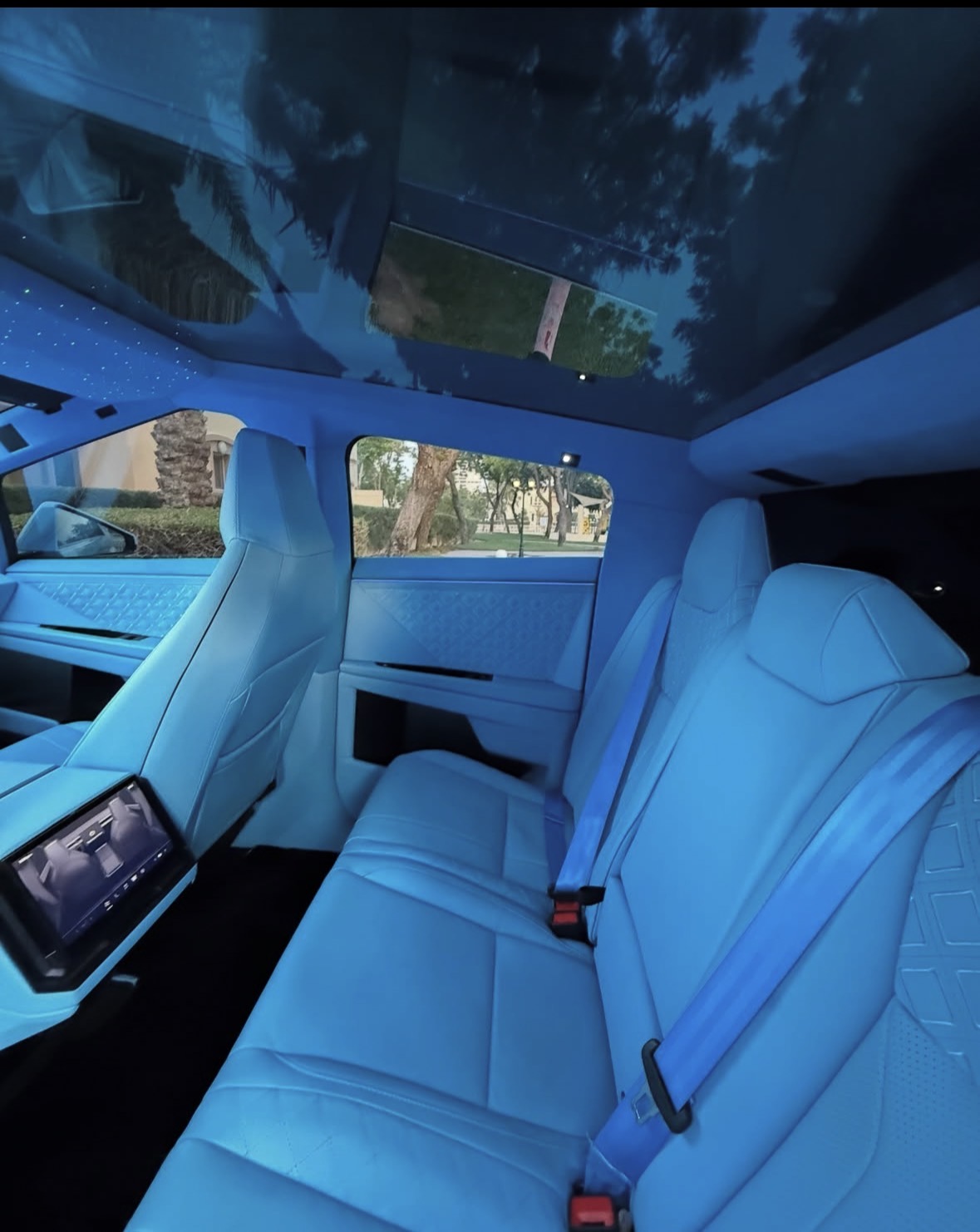 TESLA CYBERTRUCK