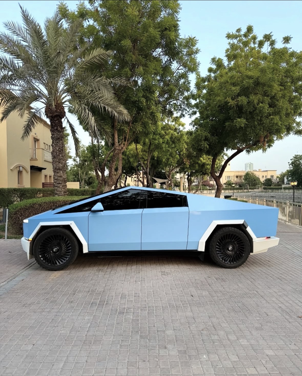 TESLA CYBERTRUCK
